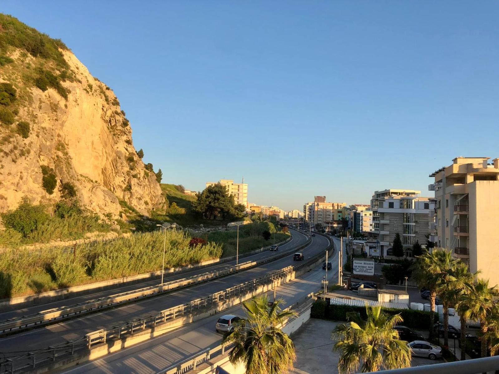 Apartment Ermest ,Kavaje Rock Дуррес Экстерьер фото